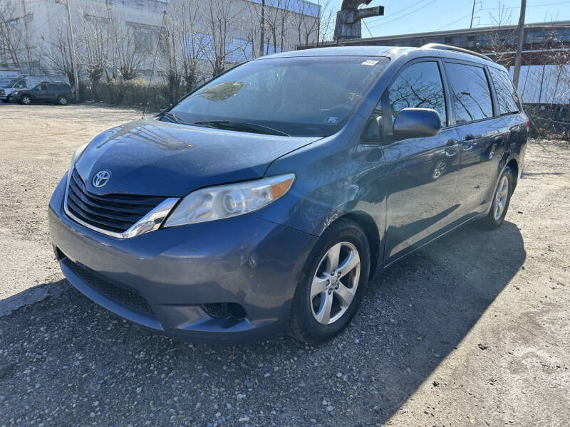 2013 Toyota Sienna LE 8-Passenger