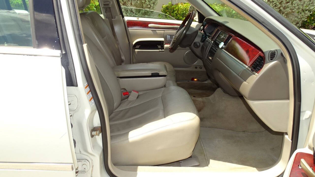 2004 Lincoln Town Car 18