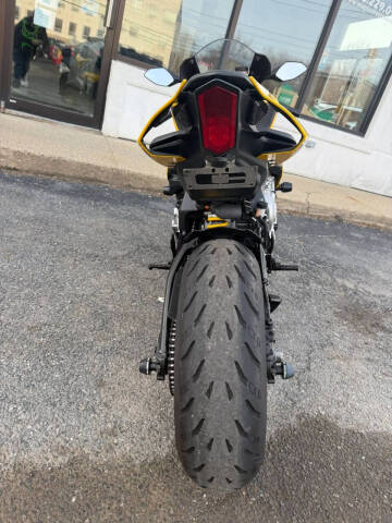 2016 Yamaha YZF-R1