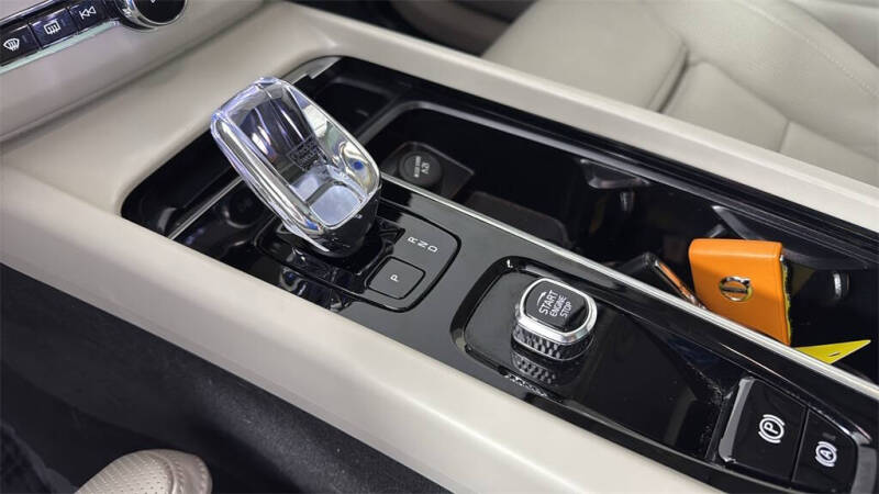 2025 Volvo XC60 T8 Ultra Dark Theme