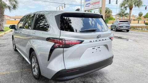 2022 Toyota Sienna LE 8-Passenger