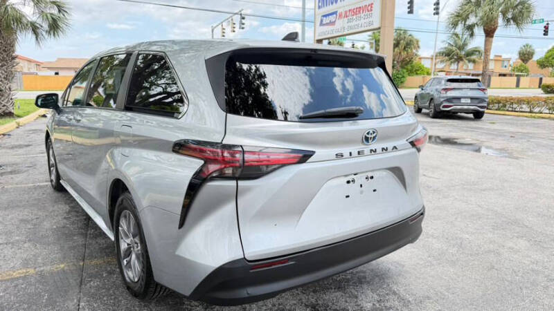 2022 Toyota Sienna LE 8-Passenger