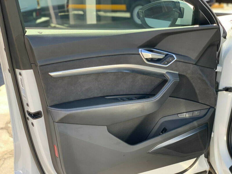 2019 Audi e-tron quattro Prestige