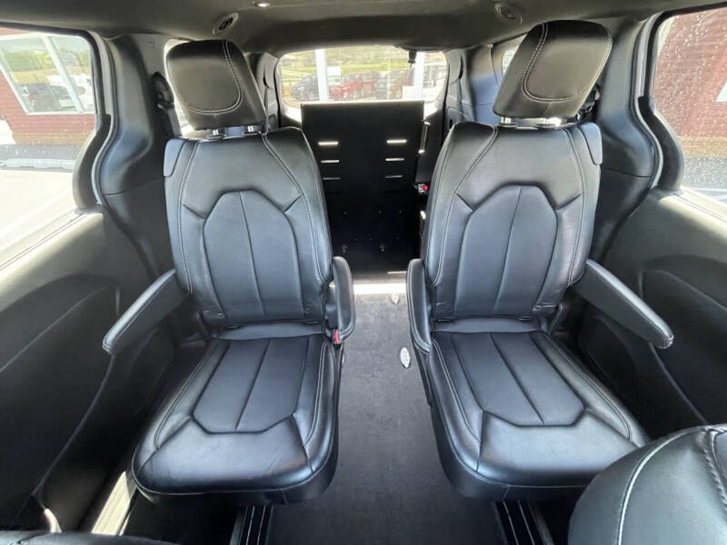 2025 Chrysler Pacifica Select