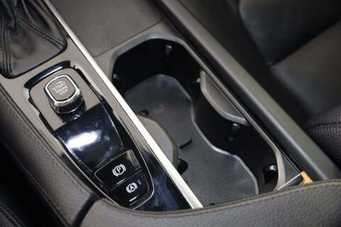 2022 Volvo XC90 T6 Momentum 7-Passenger