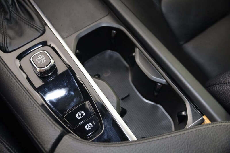 2022 Volvo XC90 T6 Momentum 7-Passenger