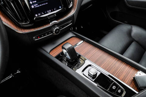 2023 Volvo XC60 B5 Plus Dark Theme