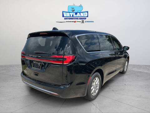 2027 Chrysler Pacifica Select