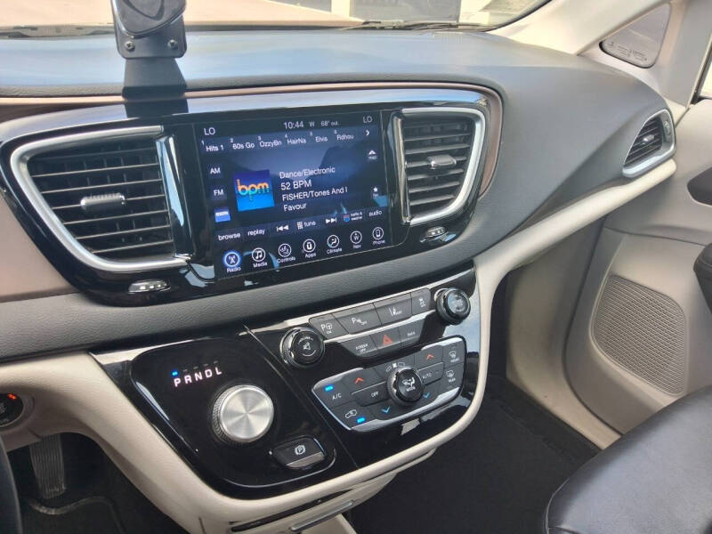 2017 Chrysler Pacifica Touring-L Plus