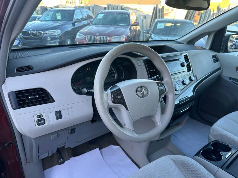 2011 Toyota Sienna LE 8-Passenger