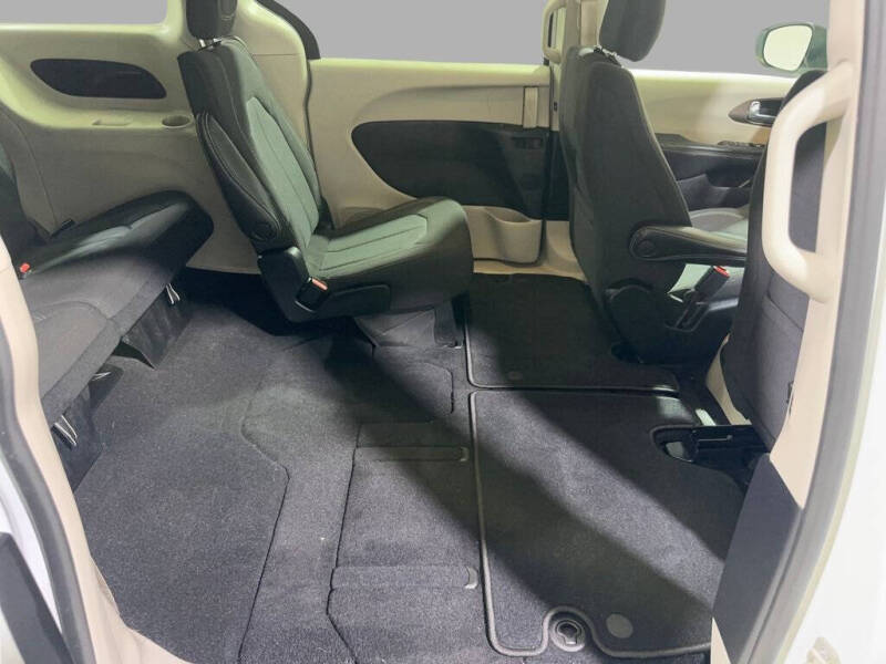 2022 Chrysler Voyager LX