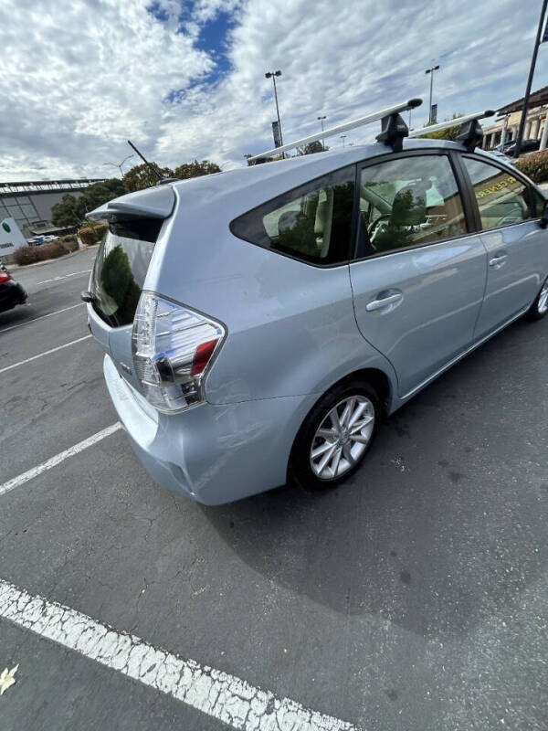 2013 Toyota Prius v Five