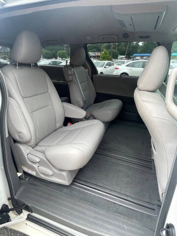 2017 Toyota Sienna XLE 7-Passenger Auto Access Seat
