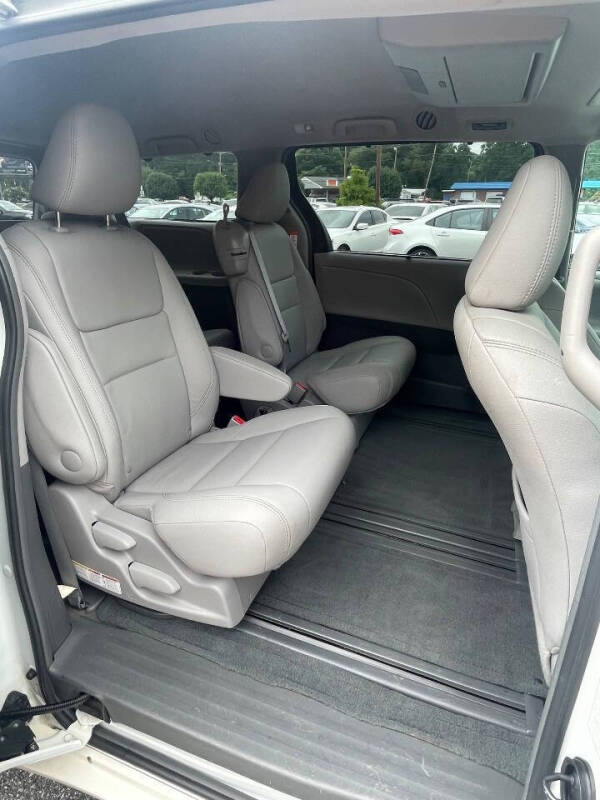 2017 Toyota Sienna XLE 7-Passenger Auto Access Seat