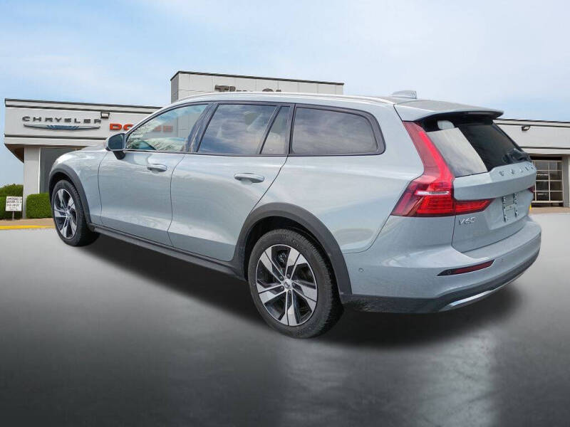 2025 Volvo V60 Cross Country B5 Plus