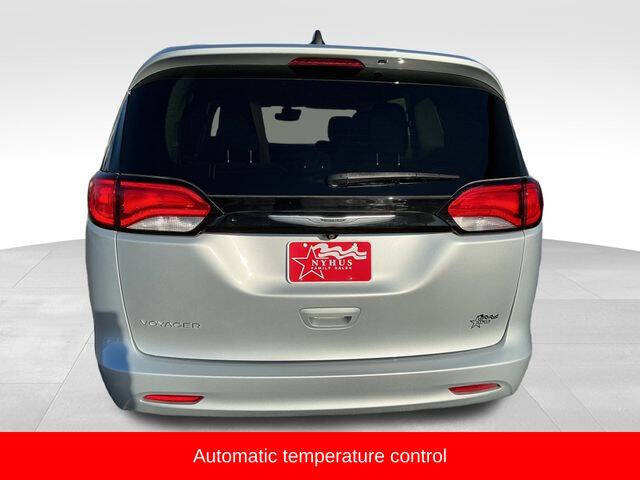 2023 Chrysler Voyager LX