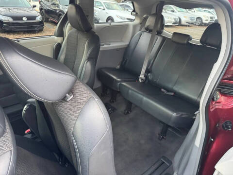 2013 Toyota Sienna SE 8-Passenger