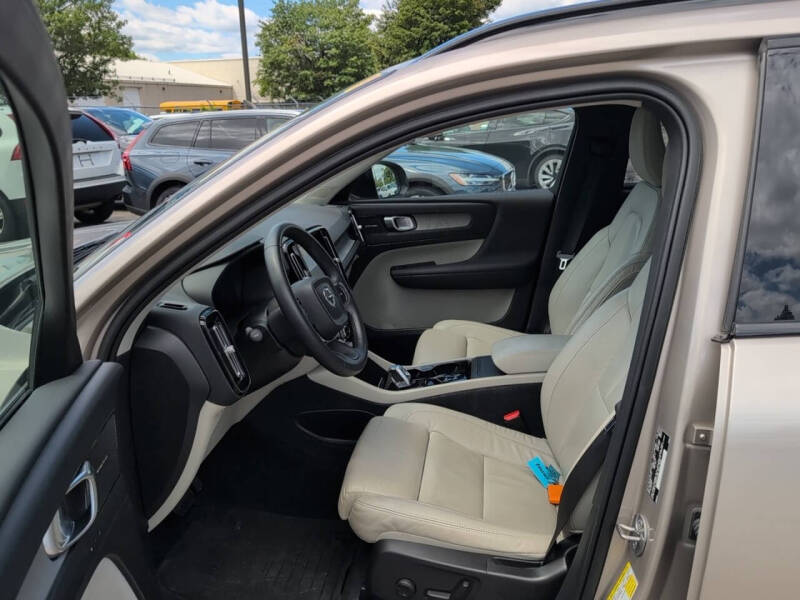 2023 Volvo XC40 B5 Plus Dark Theme