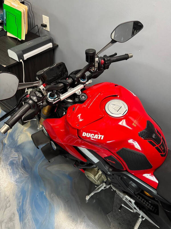 2022 Ducati V4 S