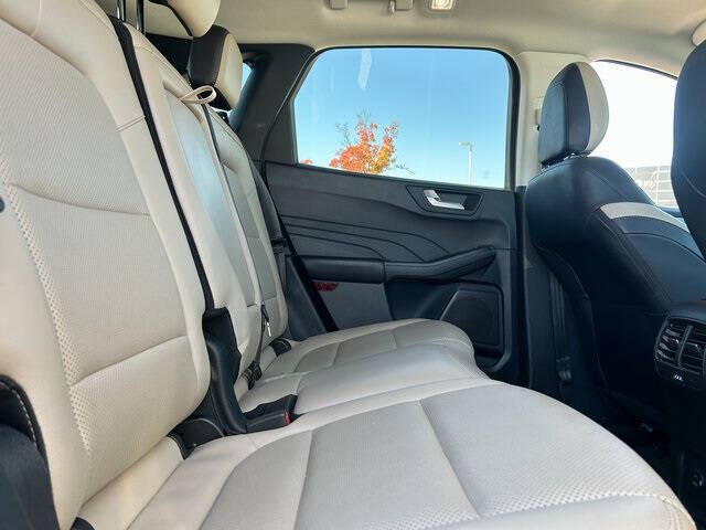 2022 Ford Escape Hybrid Titanium