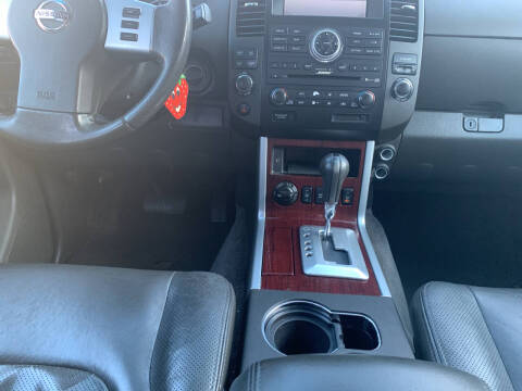 2011 Nissan Pathfinder LE