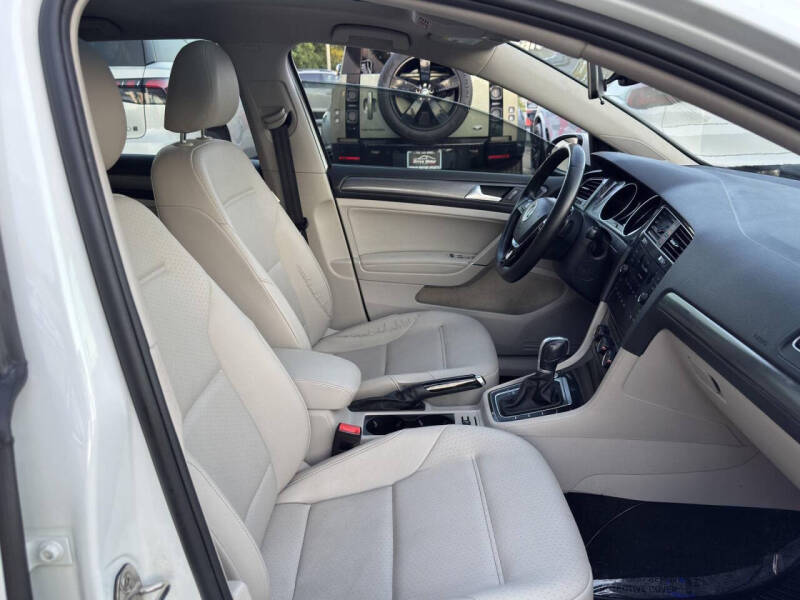 2019 Volkswagen Golf SE