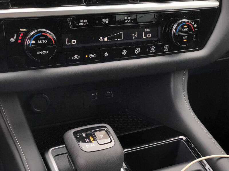 2025 Nissan Pathfinder SV