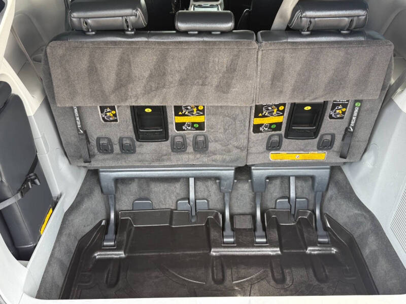 2012 Toyota Sienna SE 8-Passenger