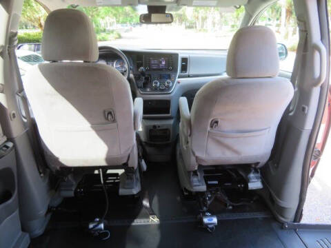 2020 Toyota Sienna LE Mobility 7-Passenger