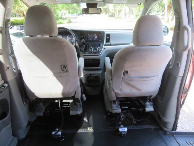 2020 Toyota Sienna LE Mobility 7-Passenger