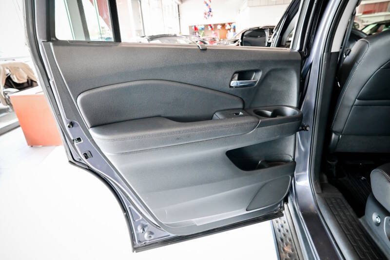 2022 Honda Pilot Touring w/Rear Captain's Chairs