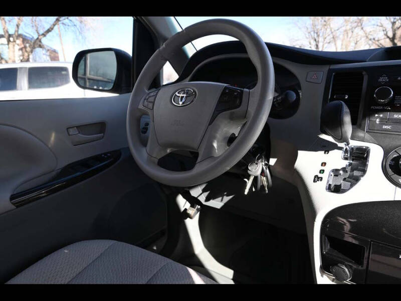 2013 Toyota Sienna LE Mobility 7-Passenger