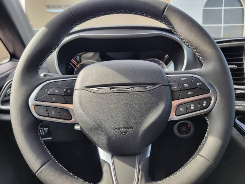 2027 Chrysler Pacifica Select