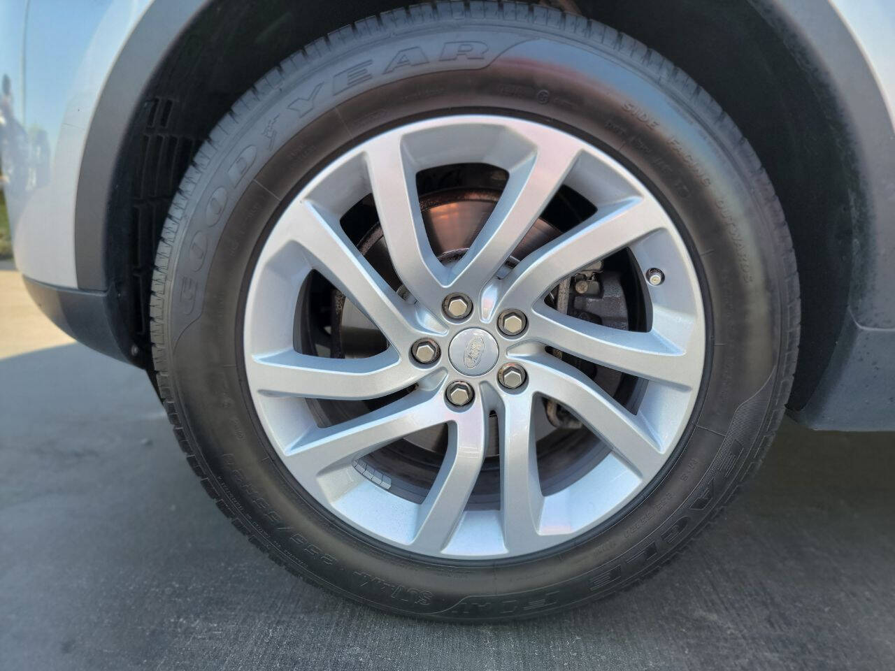 2017 Land Rover Discovery  - $29,900