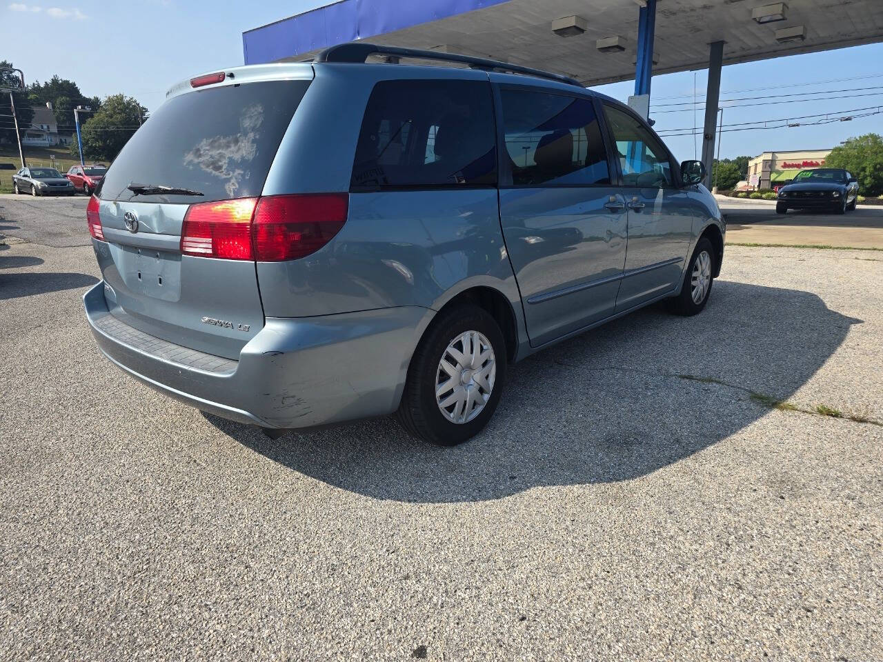 2005 Toyota Sienna for sale at QUEENSGATE AUTO SALES in York, PA