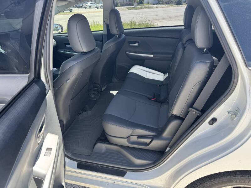 2014 Toyota Prius v Five