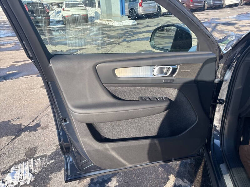 2026 Volvo XC40 B5 Ultra Black Edition