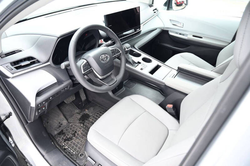 2025 Toyota Sienna XLE 8-Passenger