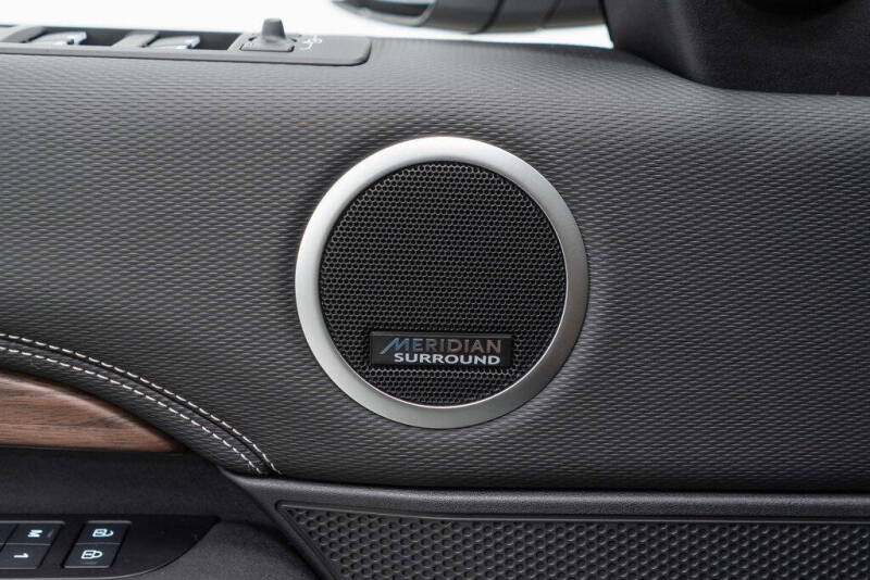 2024 Land Rover Discovery P300 Dynamic SE