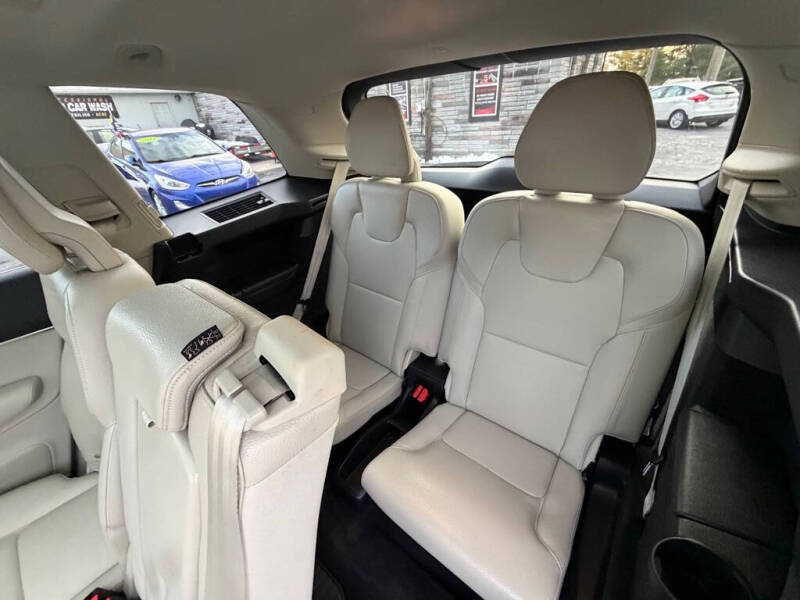 2020 Volvo XC90 T6 Momentum 7-Passenger