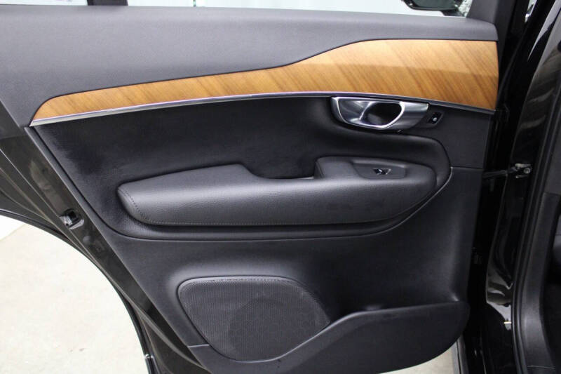 2022 Volvo XC90 T6 Momentum 6-Passenger