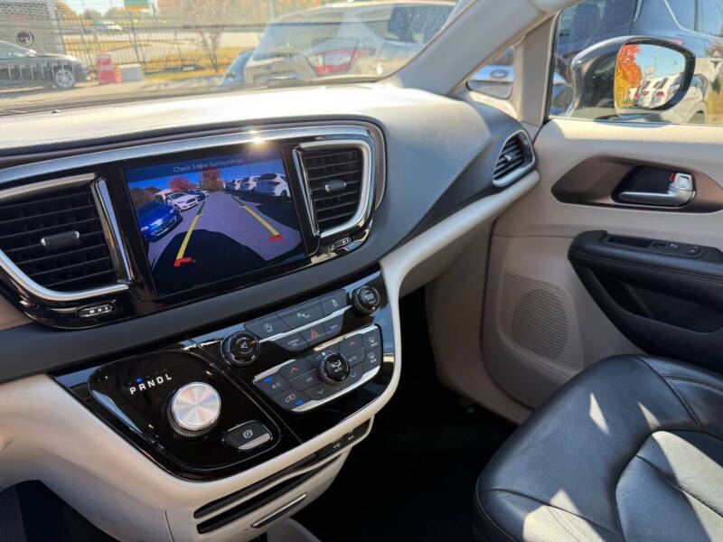 2017 Chrysler Pacifica Touring-L