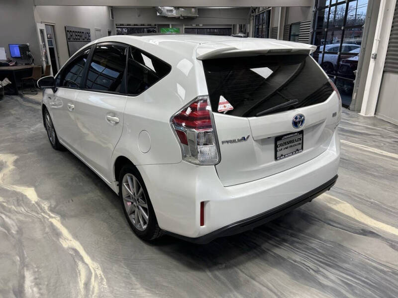 2016 Toyota Prius v Five