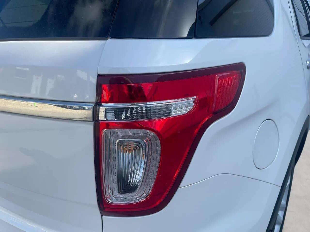 White 2012 Ford Explorer XLT XLT 4dr SUV 27