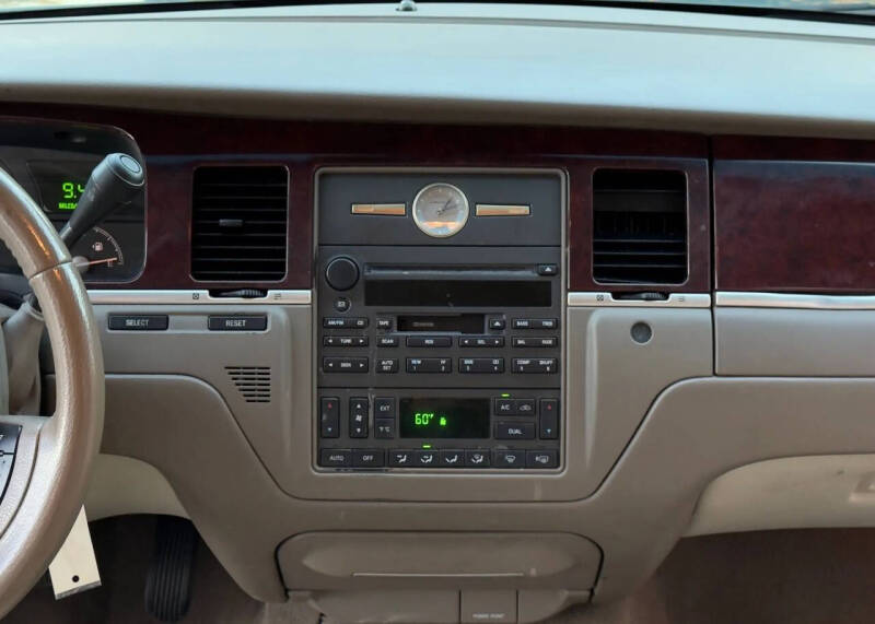 2005 Lincoln Town Car Signature