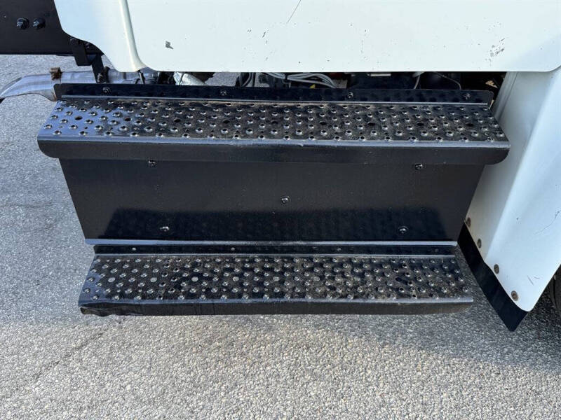 2018 Freightliner M2 106