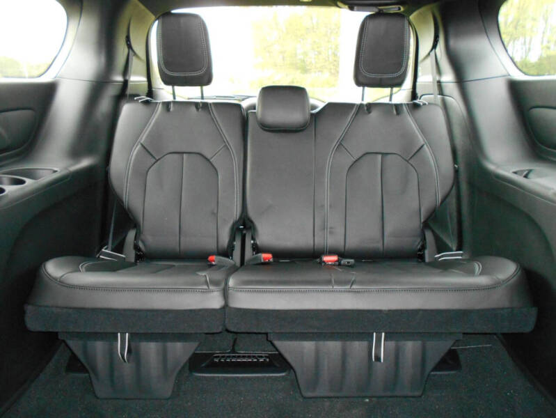 2027 Chrysler Pacifica Select