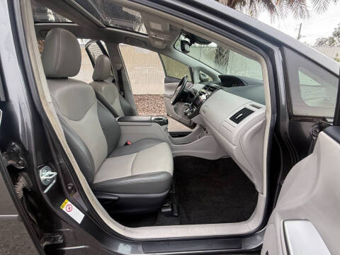 2017 Toyota Prius v Five