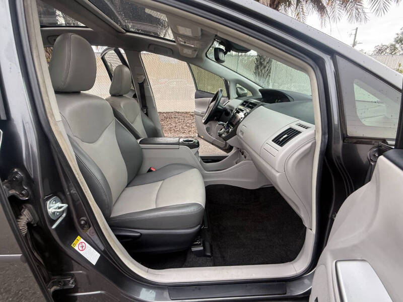 2017 Toyota Prius v Five