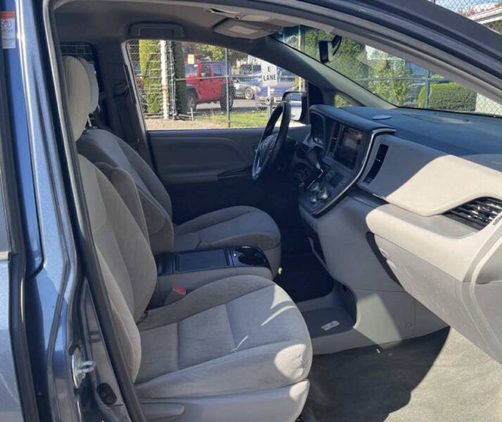 2017 Toyota Sienna LE 8-Passenger